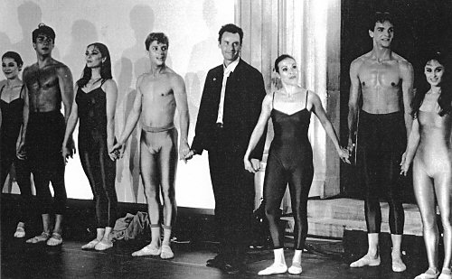 Günter as choreographer in the midst of his dancers
